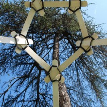 Fragile Encounter | legno di samba, gomma. 600x320x310 cm